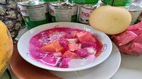 Mau sop buah yang berbeda? Kamu bisa membeli sop buah dengan kuah jus buah segar di kedai Sop Buah dan Jus Pitria di Sawah Besar, Jakarta. Pilihan kuahnya ada jus jambu, mangga hingga buah naga.  Foto: istock/GrabFood