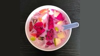 Setiap sore menjelang waktu berbuka puasa, kedai Sop Buah Mang Jaja di Pengadegan, Jakarta Selatan tak pernah sepi pembeli. Rasa sop buah yang manis segar, isian banyak dan murah meriah membuatnya diburu pembeli.  Foto: istock/GrabFood