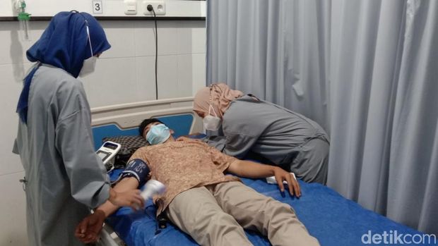 Sopir ambulans RSUD dr Soetomo Surabaya yang dikeroyok pemuda di Bangil akhirnya melapor ke Polsek Bangil.