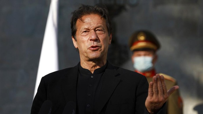 Sosok Imran Khan yang Digulingkan dari Jabatan PM Pakistan Imran Khan digulingkan dari jabatannya sebagai PM Pakistan lewat mosi tidak percaya. Seperti apa sosoknya dan apa yang menyebabkan Imran Khan dilengserkan?