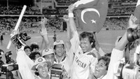 Imran Khan mengibarkan bendera Pakistan usai mengalahkan Inggris di Final Kriket Piala Dunia yang digelar di Melbourne, Australia, pada 25 Maret 1992.  Pria yang lahir pada tahun 1952 di kota timur laut Lahore itu lebih dahulu dikenal sebagai bintang kriket internasional sebelum kemudian berubah haluan menjadi politikus. Khan diketahui berhasil memenangkan satu-satunya Piala Dunia Kriket ODI untuk Pakistan pada tahun 1992. Kemenangan itu membuatnya dikenal sebagai pahlawan kriket Pakistan. (AP Photo/Steve Holland).