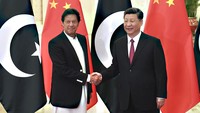 Perdana Menteri Pakistan Imran Khan, kiri, berjabat tangan dengan Presiden China Xi Jinping, sebelum pertemuan di Aula Besar Rakyat di Beijing, China, Minggu (28/4/2019). Imran Khan pun terpilih menjadi PM Pakistan pada tahun 2018. Namun, belum selesai masa jabatan, Khan dilengserkan lewat mosi tidak percaya yang disepakati 174 anggota parlemen Pakistan. Dilansir AFP, Minggu (10/4/2022) Imran Khan diberhentikan dari jabatannya beberapa hari setelah dia berusaha menghalangi oposisi dengan membubarkan parlemen dan mengadakan pemilihan lebih awal. (Photo by Madoka Ikegami-Pool/Getty Images).