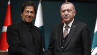 Khan bersama Presiden Turki Recep Erdogan. Diketahui Pakistan terus dilanda krisis politik selama hampir 75 tahun keberadaannya. Sepanjang waktu itu, tidak ada perdana menteri Pakistan yang pernah menyelesaikan masa jabatan secara penuh. (AP Photo/Burhan Ozbilici).