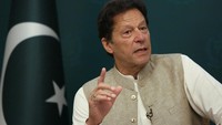 Sosok Imran Khan tengah menjadi sorotan dunia. Pasalnya, mantan bintang kriket berusia 69 tahun itu baru-baru ini digulingkan dari jabatannya sebagai PM Pakistan lewat mosi tidak percaya yang disepakati 174 anggota parlemen Pakistan. (Saiyna Bashir/Reuters)