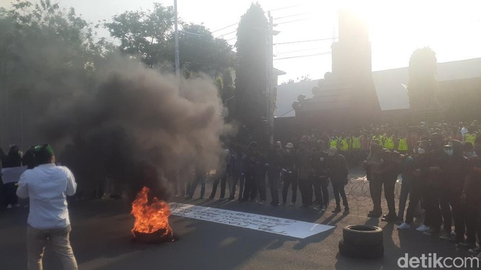 Suasana aksi demo 11 April di depan kantor Gubernur Jateng, Semarang, Senin (11/4/2022).