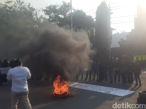 Suasana aksi demo 11 April di depan kantor Gubernur Jateng, Semarang, Senin (11/4/2022).