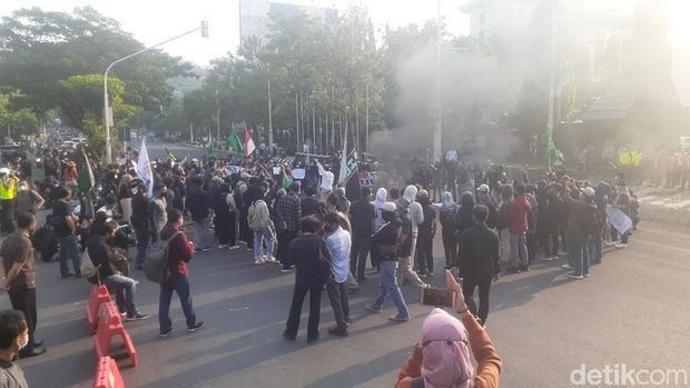 Suasana aksi demo 11 April di depan kantor Gubernur Jateng, Semarang, Senin (11/4/2022).