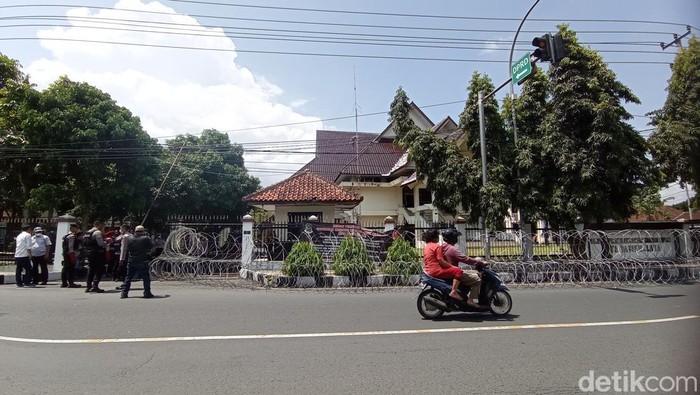Suasana depan kantor DPRD Kota Tasikmalaya menjelang aksi demonstrasi.