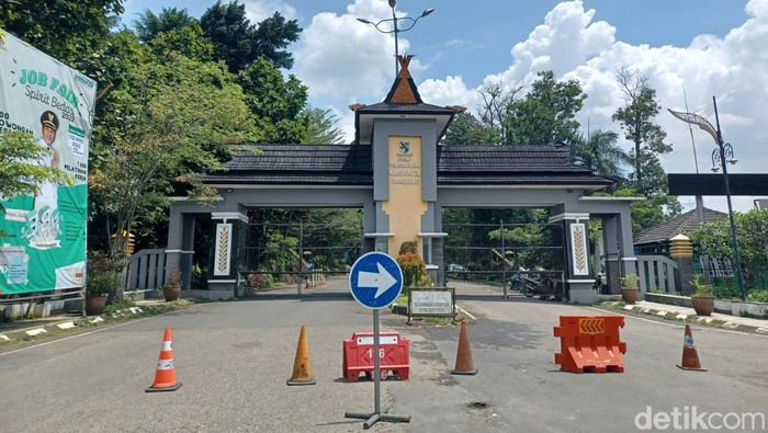 Suasana Pemkab Bandung sebelum didemo.