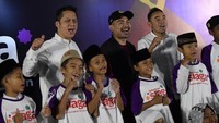 Direktur Sales Telkomsel Adiwinahyu B Sigit (kiri) dan Vice President Corporate Communications Telkomsel Saki H Bramono (kanan) bersama sejumlah anak berpose saat digelar Telkomsel Siaga di Bangkalan, Jawa Timur, Senin (11/4/2022). Telkomsel Siaga yang rutin digelar setiap tahun sebagai bentuk kepedulian sosial selama bulan Ramadhan tersebut dengan memberikan santunan dan Paket Lebaran kepada anak yatim/dhuafa dari sejumlah yayasan panti asuhan di Pulau Madura.