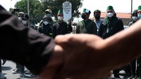 Tampak mahasiswa membawa batu nisan bertuliskan Telah Mati Demokrasi Negri Ini. Selain itu, mahasiswa juga melakukan aksi teatrikal di depan kantor DPRD Kota Blitar. (Irfan Anshori/Antara Foto).