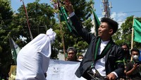 Tampak mahasiswa melakukan aksi teatrikal di depan kantor DPRD Kota Blitar. (Irfan Anshori/Antara Foto).