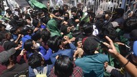 Aksi mahasiswa juga digelar di depan kantor DPRD NTB, Mataram, Senin (11/4/2022). (Ahmad Subaidi/Antara Foto).