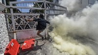Dalam orasinya, mereka menyampaikan berbagai tuntutan diantaranya menolak kenaikan harga BBM dan menolak wacana jabatan presiden tiga periode. Seorang pengunjuk rasa tampak menendang gerbang saat melakukan aksi di kantor DPRD NTB di Mataram, NTB. (Ahmad Subaidi/Antara Foto).
