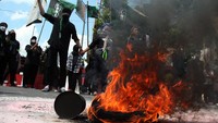 Mahasiswa melakukan aksi bakar ban bekas di depan kantor DPRD Kota Blitar, Jawa Timur, Senin (11/4/2022). (Irfan Anshori/Antara Foto).
