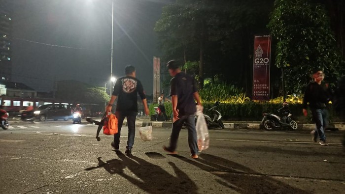 Tim Inafis bawa 2 platis besar usai olah TKP pembakaran Pospol Pejompongan