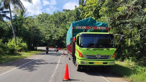 Truk yang masih terparkir di TKP