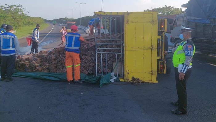 Truk yang terguling di KM 750 Tol Waru-Sidoarjo