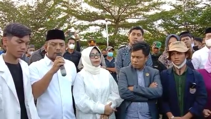 Wakil Ketua DPRD Kota Palopo menerima aspirasi massa mahasiswa.