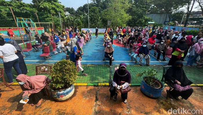 Warga mengantre penggesekan ATM untuk pencairan dana Kartu Jakarta Pintar (KJP) di RPTRA Mutiara Rawa Binong, Lubang Buaya, Jakarta Timur (11/4/2022).