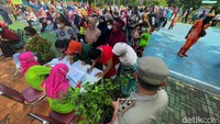 Ratusan warga ini sudah antre sejak (11/4) pagi demi memperoleh bantuan dana untuk murid sekolah tersebut.  