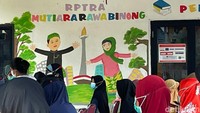 KJP tersebut nantinya digunakan untuk membeli kebutuhan sekolah seperti sepatu, seragam sekolah dan peralatan tulis.  