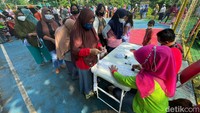 Warga yang mengantre diketahui berasal dari wilayah Lubang Buaya, Jakarta Timur dan sekitarnya.  