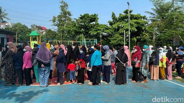 Warga Antre Panjang Demi Mencairkan Dana KJP