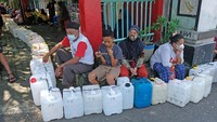 Sejumlah warga antre membeli minyak goreng curah di distributor minyak goreng, Kota Temanggung, Jawa Tengah, Senin (11/4/2022).