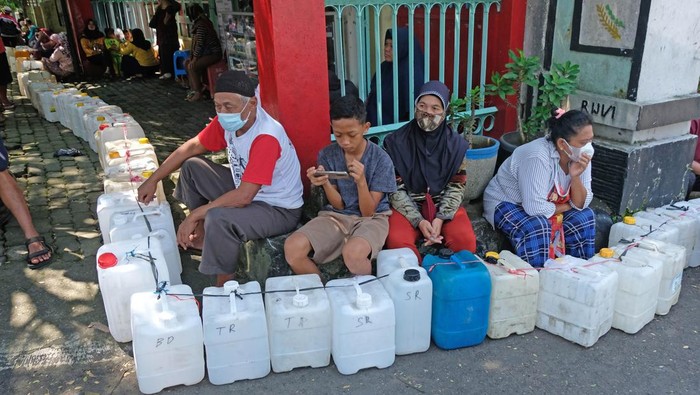Warga antre membeli minyak goreng curah di distributor minyak goreng, Kota Temanggung, Jawa Tengah, Senin (11/4/2022). Sejumlah warga mengaku rela antre dan menginap demi bisa membeli minyak goreng curah seharga Rp14.000 per liter atau Rp15.500 per kilogram. ANTARA FOTO/Anis Efizudin/rwa.
