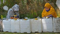 Warga tertidur saat antre membeli minyak goreng curah di distributor minyak goreng di Kota Temanggung, Jawa Tengah.