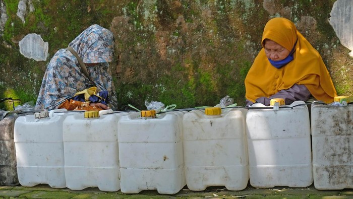 Warga antre membeli minyak goreng curah di distributor minyak goreng, Kota Temanggung, Jawa Tengah, Senin (11/4/2022). Sejumlah warga mengaku rela antre dan menginap demi bisa membeli minyak goreng curah seharga Rp14.000 per liter atau Rp15.500 per kilogram. ANTARA FOTO/Anis Efizudin/rwa.
