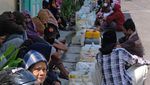 Warga di Temanggung Antre hingga Menginap Demi Minyak Goreng Murah