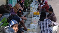 Antrean warga beserta jeriken pun hingga mengular.