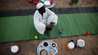 Jika ada orang yang melewati tempat berbuka mereka, mereka tak segan untuk memaksanya berbuka bersama mereka. Ini tradisi begal Ramadan di Sudan.   