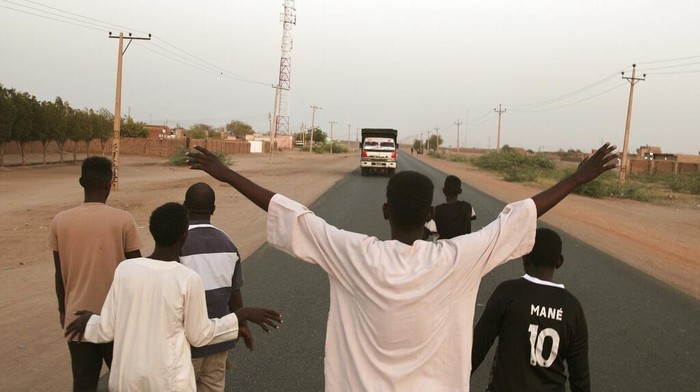 A plate is filled with chickpeas and dates ready to be provided to observing Muslims to break their Ramadan fast along the side of the road of the Jazeera State highway in the village of al-Nuba, about 50 kilometers south of Sudan's capital, Khartoum, Friday, April 8, 2022. (AP Photo/Marwan Ali)