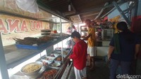 Begitu jam makan siang, warung makan ini mulai dipadati oleh pengunjung. (Bonauli/detikcom)