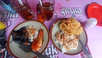 Salah satu yang paling laris adalah cumi tinta hitam, udang asam manis dan rempeyek udang. (Bonauli/detikcom)