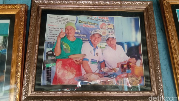 Gubernur Jawa Tengah Ganjar Pranowo saja sudah pernah ke sini. Fotonya terpampang sebagai bukti bahwa warung makan ini memang legendaris.  (Bonauli/detikcom)