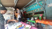 Warung ini hanya buka sebentar, mulai pukul 09.00-16.00 WIB. (Bonauli/detikcom)
