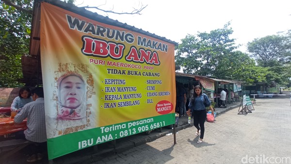 Warung Ibu Ana, sebuah kedai yang beralamat di Komplek Puri Maerakaca, Semarang Barat. (Bonauli/detikcom)