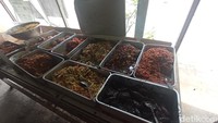 Menu unggulan yang ditawarkan adalah seafood. Mulai dari kepala ikan mangut, udang asam manis, peyek udang, cumi masak tinta sampai ikan. (Bonauli/detikcom) (Bonauli/detikcom)