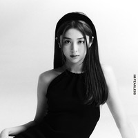 Ternyata kabar tersebut sampai ke telinga sang pedangdut. Dewi Perssik dengan bangga mengakui kemiripannya dengan Yunjin LE SSERAFIM. Mantan istri Aldi Taher itu mengunggah editan fotonya berdampingan dengan idol 20 tahun itu. Foto: dok. Twitter @le_sserafim