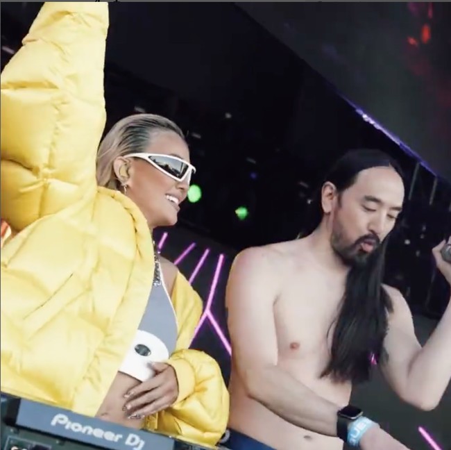 Penampilan Agnez Mo dan Steve Aoki pun berhasil memukau para penonton dan membuat suasana semakin meriah. Keduanya terlihat begitu kompak di atas panggung. Foto: Instagram