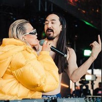 Tak sedikit netizen yang memuji penampilan Agnez bersama Steve Aoki dalam festival musik tersebut. Banyak yang menyebut penampilan Agnez itu terlihat keren. Idola keren bngat sih kaka aku, komentar salah seorang netizen. Foto: Instagram