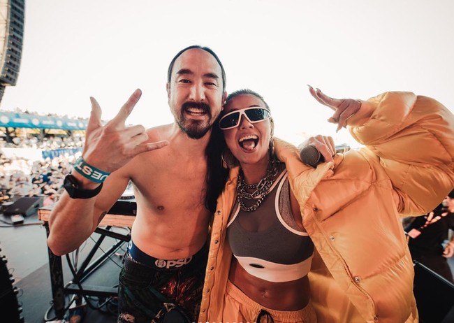 Di atas panggung, Agnez tampak berduet dengan salah satu DJ ternama, Steve Aoki. Penampilan Agnez saat sepanggung dengann Steve Aoki pun sukses mencuri perhatian. Foto: Instagram