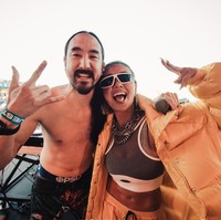 Di atas panggung, Agnez tampak berduet dengan salah satu DJ ternama, Steve Aoki. Penampilan Agnez saat sepanggung dengann Steve Aoki pun sukses mencuri perhatian. Foto: Instagram