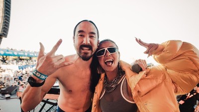 8 Potret Agnez Mo & Steve Aoki saat Manggung Bareng di Miami yang Curi Atensi