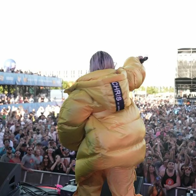 Agnez Mo kembali membuktikan eksistensinya di kancah internasional dengan tampil di festival musik Sound Money di Miami Florida. Menjadi salah satu pengisi acara di festival tersebut, Agnez Mo terlihat tampil maksimal dengan bergaya sporty. Foto: Instagram