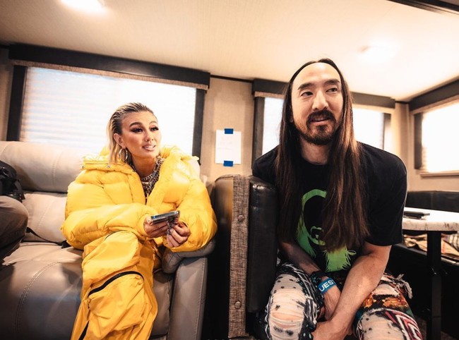Melalui akun Instagramnya, Steve Aoki juga tampak memamerkan kedekatannya dengan Agnez Mo. Sebelum manggung bareng, rupanya keduanya terlihat berbincang bersama. Foto: Instagram